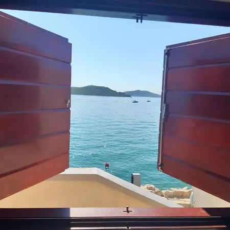 Copacabljaja Seafront Apartment, 7M From The Sea Апартаменты