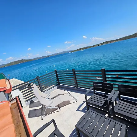 Copacabljaja Seafront Apartment, 7M From The Sea *