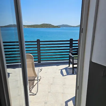 Copacabljaja Seafront Apartment, 7M From The Sea *