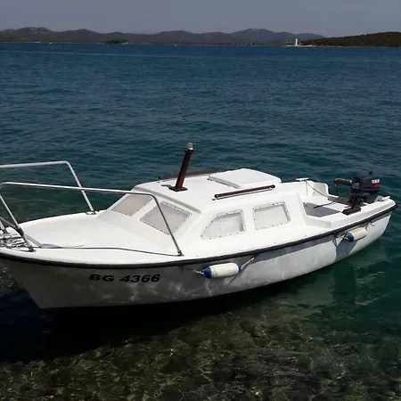 Copacabljaja Seafront Apartment, 7M From The Sea * Betina (Sibenik-Knin)