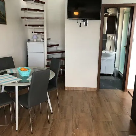 Copacabljaja Seafront Apartment, 7M From The Sea * Betina (Sibenik-Knin)