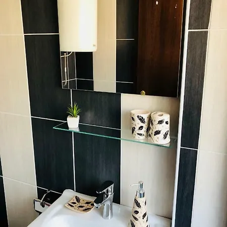 Апартаменты Copacabljaja Seafront Apartment, 7M From The Sea Бетина