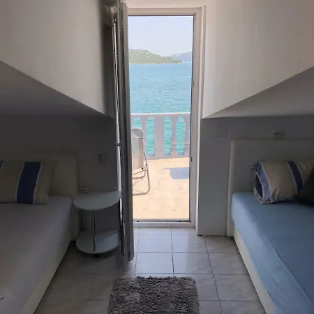 Copacabljaja Seafront Apartment, 7M From The Sea *