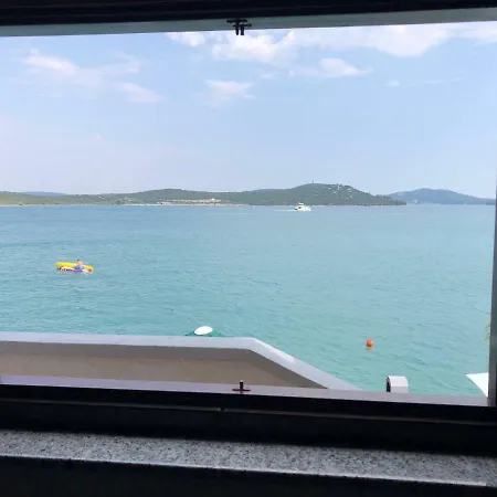 Copacabljaja Seafront Apartment, 7M From The Sea *