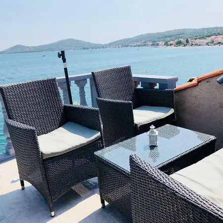 Copacabljaja Seafront Apartment, 7M From The Sea *