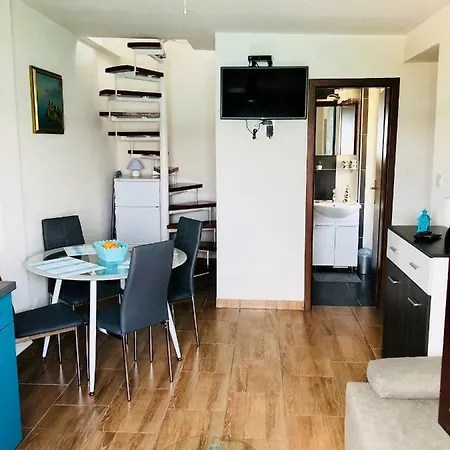 Copacabljaja Seafront Apartment, 7M From The Sea