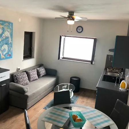 Copacabljaja Seafront Apartment, 7M From The Sea Apartment
